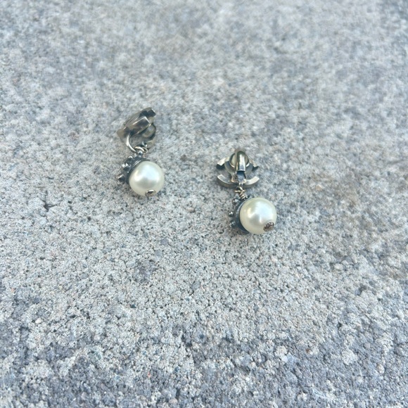 Chanel Pearl CC Logo earrings - Picture 3 of 3